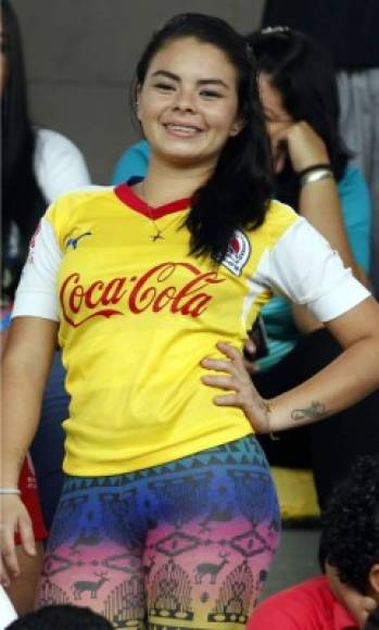 El Olimpia también contó con el apoyo de bellas chicas en el estadio de El Progreso.