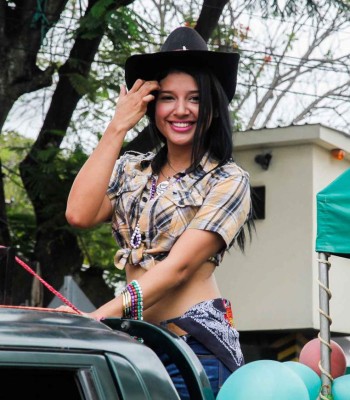 Desfile de caballos purasangres engalana la Feria