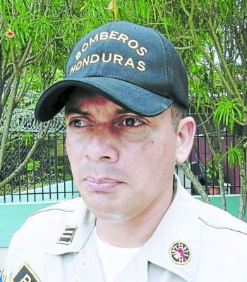 Bomberos orientan a trabajadores para prevenir incendios