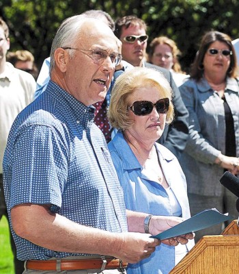 EUA: Piden renuncia de senador tras incidente en un baño