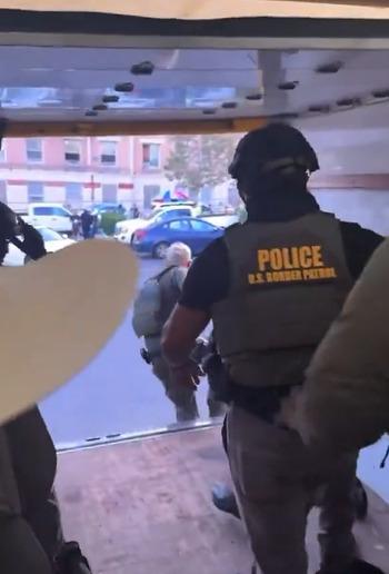 'Caballo de Troya': Agentes de ICE se esconden en camión para sorprender a migrantes