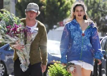 “El guiño de amor de Jeremy Allen White a Rosalía”, es el título que circula entre los internautas para referirse a la rosa roja que el protagonista de The Bear portó en su traje negro de Saint Laurent durante su desfile por la alfombra roja de los Critics Choice Awards el 14 de enero, donde recibió el premio al Mejor Actor de una Serie de Comedia.