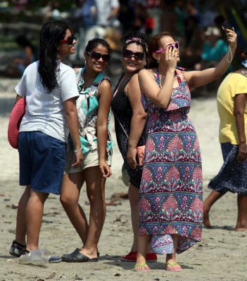 Bellas mujeres le dan vida a las playas ceibeñas