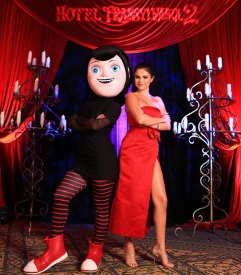 Selena deslumbra en premier de 'Hotel Transylvania 2'
