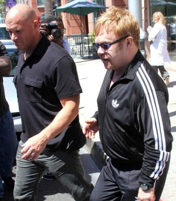 Exguardaespaldas llama acosador a Elton John
