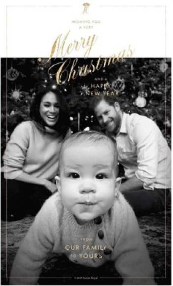 Meghan y Harry, junto a su único hijo, el pequeño Archie Harrison Mountbatten-Windsor, cruzaron el charco para disfrutar de unas Navidades lejos de la presión mediática que tanto parece afectarles. La excusa para plantar a la reina Isabel II fue que los duques pasarían las fiestas con la madre de Meghan, Doria Ragland, quien ha acompañado a la pareja en algún momento de estas vacaciones.