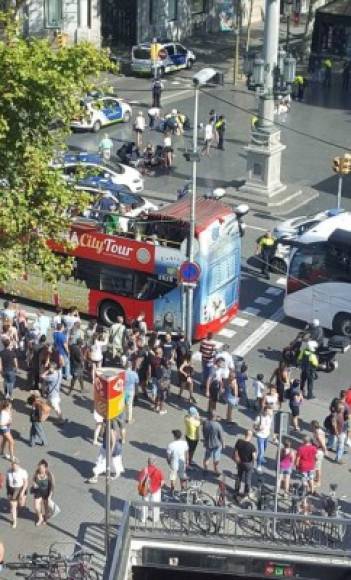 Agentes desalojaron la aledaña Plaza Cataluña, mientras decían por megáfono: 'ataque terrorista'.