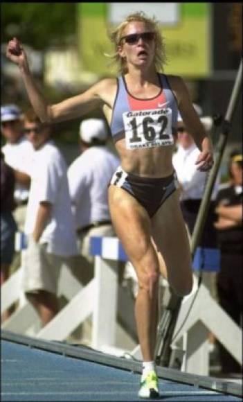 Suzy Favor Hamilton empezó a darse cuenta de que algo no andaba bien con ella cuando por primera vez pasó a formar parte del equipo olímpico de Estados Unidos. Comenzó a correr a la edad de nueve años, y su pasión por el deporte la llevó a competir en los Juegos Olímpicos de 1992, 1996 y 2000.
