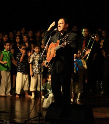 Guillermo Anderson canta en el 30 aniversario de El Buen Pastor
