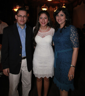 Cindy Gabriela Flores cumple quince años