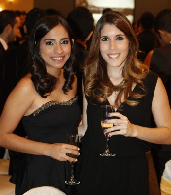 Noche de brindis y recuerdos universitarios