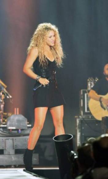 Shakira sin duda alguna volvió a los escenarios más bella que nunca.