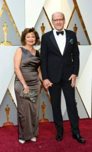 El actor nominado Richard Jenkins (d) -mejor actor de reparto por 'La forma del agua'- junto a su esposa Sharon R. Friedrick.