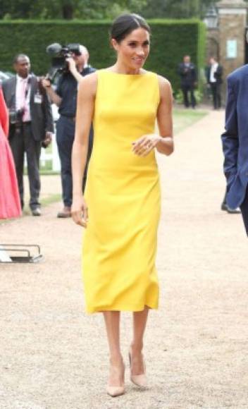 Criticada por dejar de lado la moda británica, Meghan deslumbró en una recepción de la Commonwealth en julio pasado con un vestido amarillo firmado por el estadounidense Brandon Maxwell, con sus piernas al descubierto.