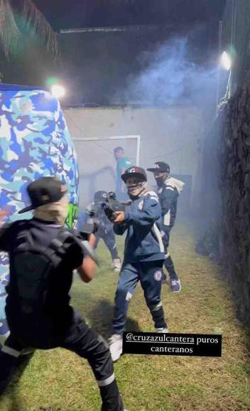 En la fiesta organizada por el futbolista, los niños jugaron disparándose con armas de mentiras, con buzos del Cruz Azul y gorras al estilo del narco.