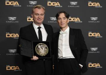 Christopher Nolan con su premio junto al protagonista de ‘Oppenheimer’, Cillian Murphy.