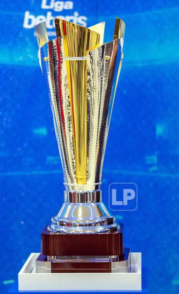 Así fue la presentación de la Copa Betcris: Novedoso trofeo y la belleza de Isabel Zambrano