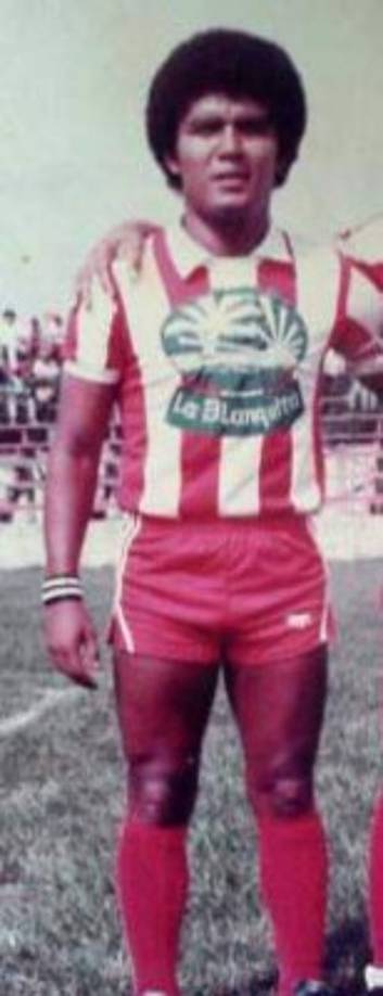 'El Macho' Figueroa con la camiseta del Vida de La Ceiba.