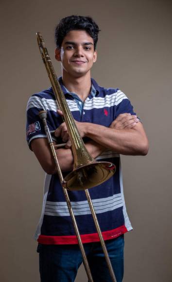 Francisco Riego tiene 24 años. Estudió música en la Fundación Parindé y formó parte de la Banda Sinfónica Juvenil de San Pedro Sula. Su instrumento principal es el trombón. Actualmente cursa una doble titulación en Music Performance y Music Education.