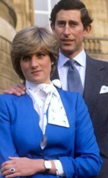 Su infame entrevista de compromiso con Lady Diana<br/><br/>Se casaron en la boda de cuento de hadas más deslumbrante de todos los tiempos, pero el matrimonio del príncipe Carlos y la princesa Diana fue un desastre desde la primera entrevista en la anunciaron su compromiso.<br/><br/>El príncipe Carlos era el heredero al trono de 32 años de edad y Diana era la joven novia virginal, 12 años más joven que solo con quien solo se había reunido 13 veces antes de proponerle matrimonio.<br/><br/>Cuando el entrevistador le preguntó a la pareja si estaban enamorados, Diana respondió 'por supuesto', mientras que Carlos dio su respuesta infame: 'Lo que sea que 'enamorados' signifique'. Ese fue un signo premonitorio de la tormentosa relación que le esperaba a Diana.<br/><br/>