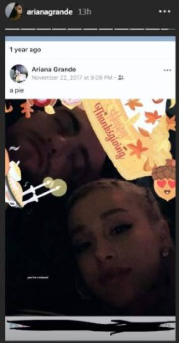 Ariana Grande quiso conmemorar la fecha recordando a su recién fallecido exnovio, Mac Miller, reposteando una instantánea del año pasado junto a este.