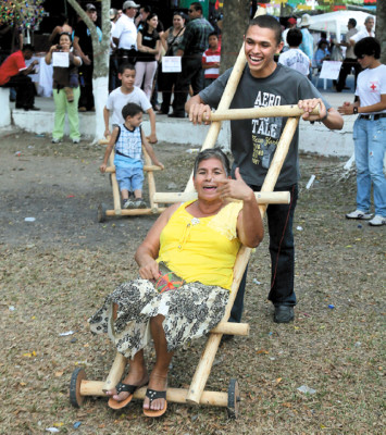 Reviven su infancia jugando ‘a la antigua’