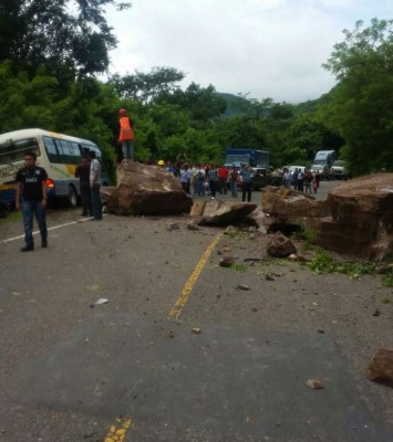 Interrumpido paso vehicular en Santa Bárbara por derrumbes