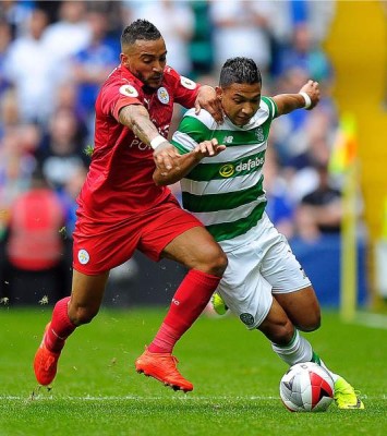 Emilio Izaguirre lucha por el balón con el inglés Danny Simpson.