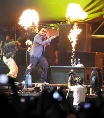 Shakira y Don Omar hacen explotar a chapines