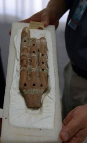 Una flauta maya encontrada junto a los restos de un niño, que pertenecía a la realeza y al parecer era músico, en el Parque Arqueológico de Copán. AFP