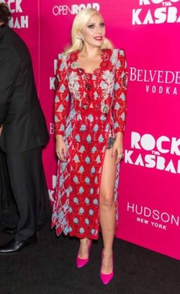 Lady Gaga también fue sensación al lucir un vestido de encaje rojo y azul con una provocadora abertura que dejaba al descubierto sus piernas.