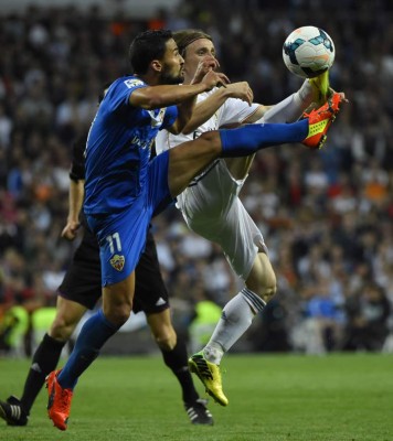 Real Madrid golea al Almería y baja al Barça del segundo puesto
