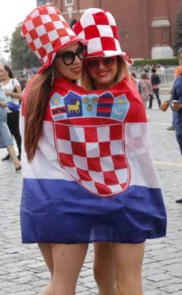 Lindas aficionadas croatas en la plaza Roja de Moscú hroas antes de la final del Mundial de Rusia 2018 .