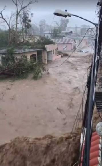Usuarios en Facebook han publicado un video del Río Guamaní a su paso por el pueblo de Guayama que muestra una riada por las calles del municipio convertido en sus propias palabras en un 'animal'.<br/>