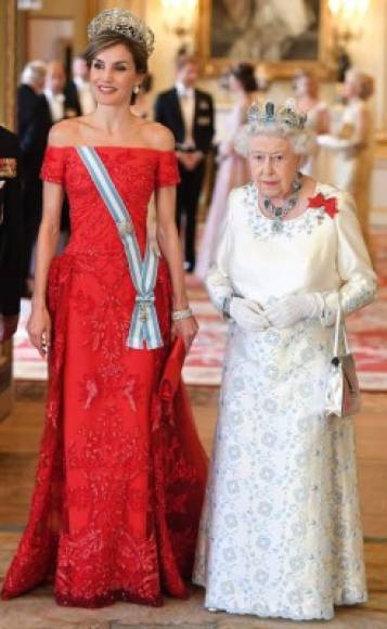 La reina Letizia eligió la tiara de flores de Lis, una de las más valiosas del joyero de la Casa Real Español para la ocasión.