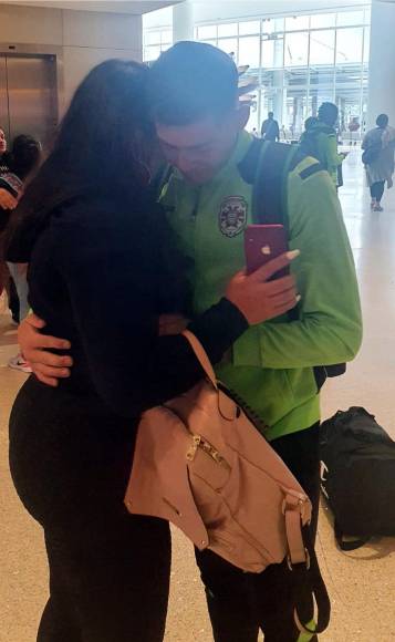 El ‘Chelito’ Martínez era esperado en la terminal aérea por su hermana Karla, a quien no miraba hace más de cinco años.