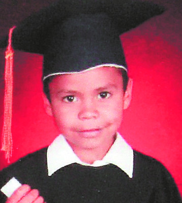 Madre y su dos hijos mueren al caer carro sobre su vivienda