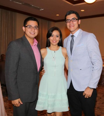 Enamorados entre rosas