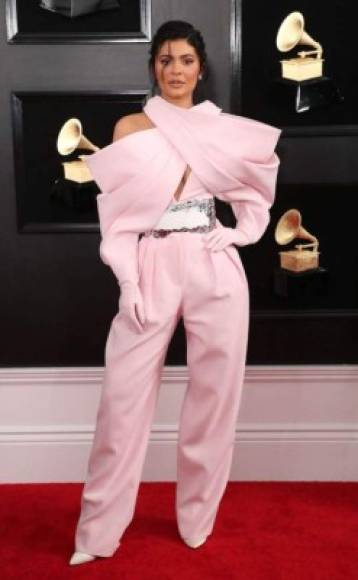 En 2019, acudió a la ceremonia de los Grammy con un jumpsuit rosa de Balmain, que destacaba por sus amplias mangas con guantes incluidos.