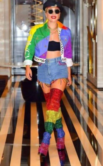La cantante lució unas botas de arco iris altas y una chaqueta de Versace para saludar a una multitud de simpatizantes que estaban disfrutando de un fin de semana de eventos en el marco del LGBT Pride, que culmina con una marcha este domingo.