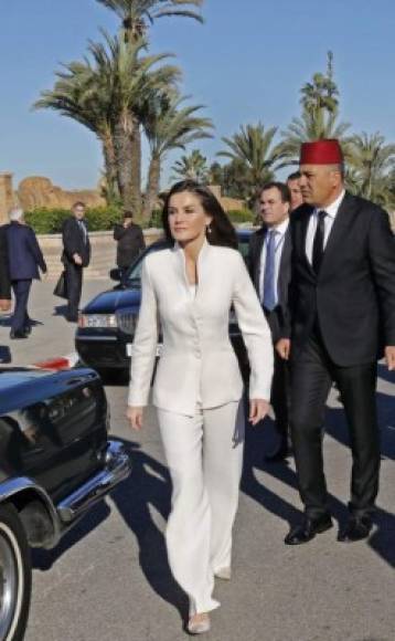 Letizia lució el conjunto Armani compuesto por una chaqueta blanca y un pantalón largo a juego con unos zapatos salón del mismo color.