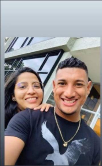 El volante de la Selección de Honduras también estuvo compartiendo con su esposa.