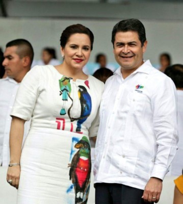 Primera Dama luce llamativo vestido en festejos patrios