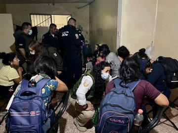 Pedían a migrantes 2,500 dólares por liberarlos; los rescata policía de México