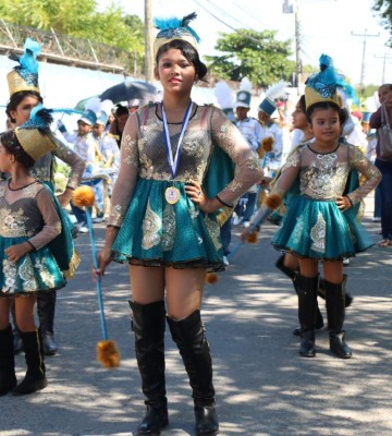 Civismo y colorido en desfiles patrios en Honduras