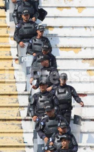 Varios agentes de la Policía Nacional resguardaron el estadio Nacional de Tegucigalpa.