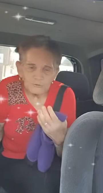 ”De lo que le dieron yo le voy a dar el doble, porque yo no voy a un asilo, yo tengo mi casita para vivir, dígale a mi hijo que ya no lo voy a molestar por mis tristezas”, dijo la señora a la conductora de Uber, ella interrumpe en llanto.