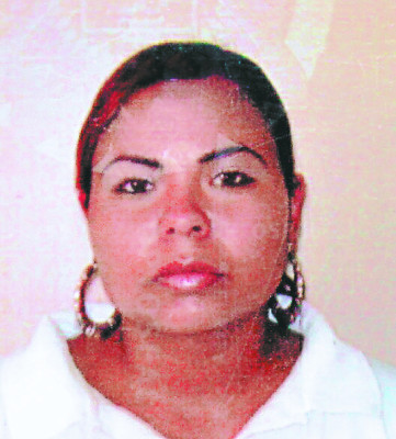 Madre y su dos hijos mueren al caer carro sobre su vivienda