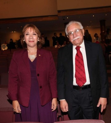 Carlos Mauricio Flores recibe el premio Álvaro Contreras