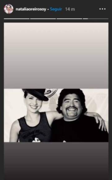 La cantante y actriz uruguaya Natalia Oreiro compartió una foto junto a Maradona, y en el fondo se escucha el tema dedicado al astro: “La mano de Dios”, del cantante Rodrigo.